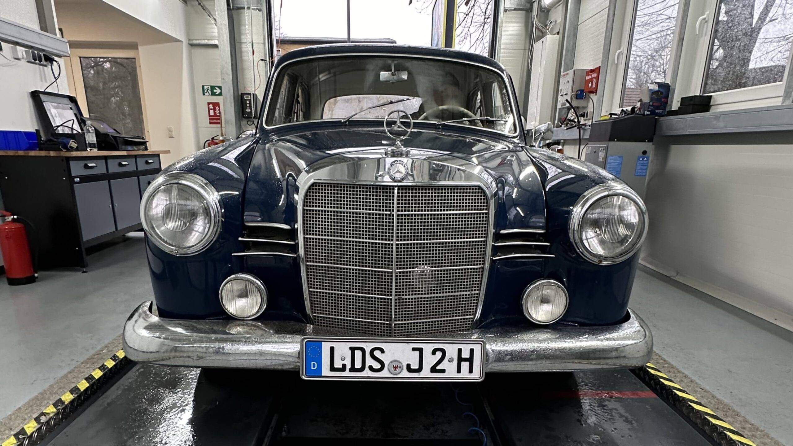 Klassischer blauer Mercedes-Benz Oldtimer mit H-Kennzeichen in der KFzmobility-Werkstatt für Oldtimerbegutachtung